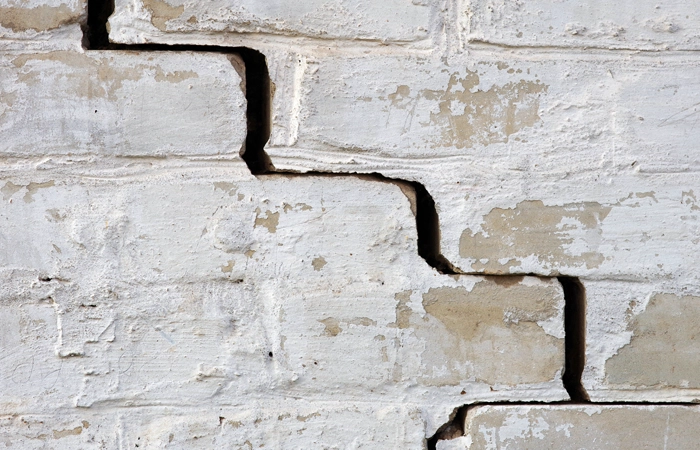 Falvarrás spirál acél elemekkel repedezett falban