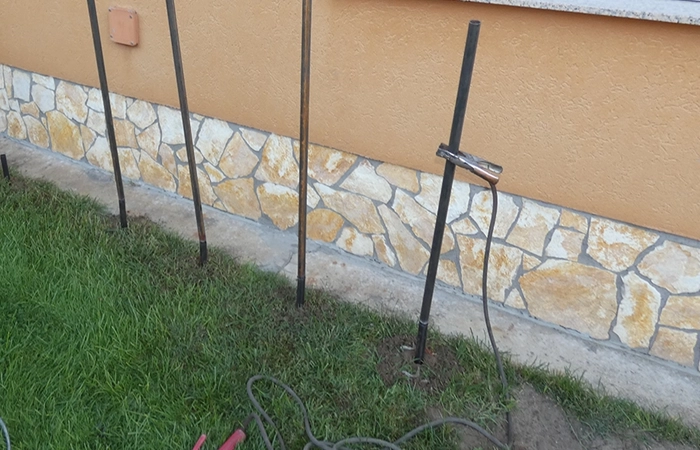 Süllyedő ház sarka javítása szondás injektálással – Bau-Stabil 2000 Hungary Kft.